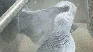 In the S1, the workpieces are cleaned and finished in one step without changing the blasting media. Polybeads are used as blasting media, producing a smooth and absolutely homogeneous surface. (Image:IFC GmbH)