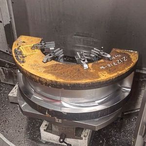 Als vielseitiger Lohnfertiger verfügt die CNC – innovative Zerspanung GmbH nicht für jedes Bauteil über die passende Spannvorrichtung. Bei Werkstücken wie dieser Lagerschale für einen Schiffsmotor wird daher improvisiert.(Bild:  Ingersoll)