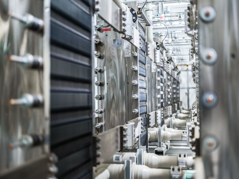 Kernstück des Elektrolyseurs – insgesamt 72 Stacks umfasst die Anlage am Standort Ludwigshafen. (Bild: BASF)