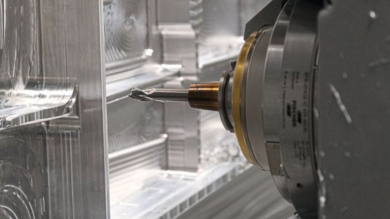 Ein modifizierter Eckfräser von Mapal übernimmt die Feinarbeiten in den Taschen. (Bild: Mapal)