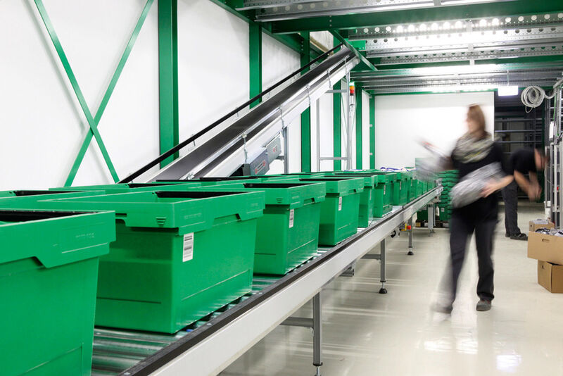 Automatisiert: Rund 1000 grüne Transportbehälter bewältigen barcodegesteuert auf 400 m Laufbändern und in Aufzügen den Weg vom Wareneingang über den Lagerstellplatz zum Warenausgang.  (Rala / Wolff)