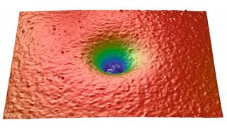 Bild 1: Darstellung eines Lackkraters mittels optischer Profilometrie. Solche Fehler haben ihre Ursache oft in der Teilereinigung. (Bild: Nanoanalytics)