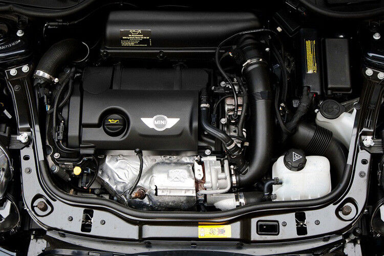 Als Motoren kommen unter anderem die neuen Dreizylinder von BMW zum Einsatz: Die 1,5-Liter-Triebwerke gibt es in Diesel-Ausführung mit 116 PS und als Benziner mit 136 PS. Zudem dürfte der 2,0-Liter-Turbo mit 136 PS im Programm sein. (Foto: Mini)