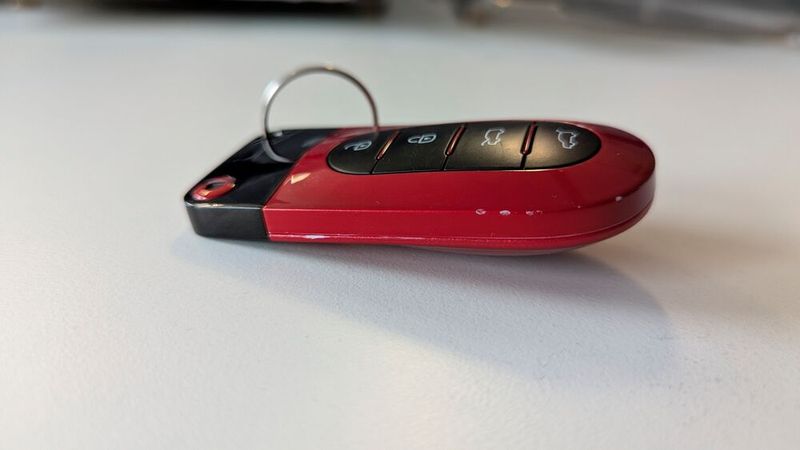 8. Der Schlüssel: Anders als bei den bisherigen Smart-Modellen ist der Schlüssel nicht rund. Dafür, dass es sich um ein recht neues Auto handelt, sah der Schlüssel auch schon etwas demoliert aus. Der Schlüssel war es auch, der uns einiges an Ärger bescherte ... (Bild: Rosenow – VCG)