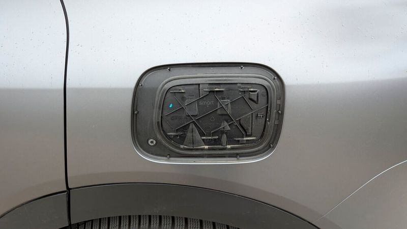 Der #5 hat eine elektrische Ladeklappe. Bei uns ist gegen Ende der Testperiode der Deckel nach Ziehen des Steckers abgefallen. (Bild: Rosenow – VCG)