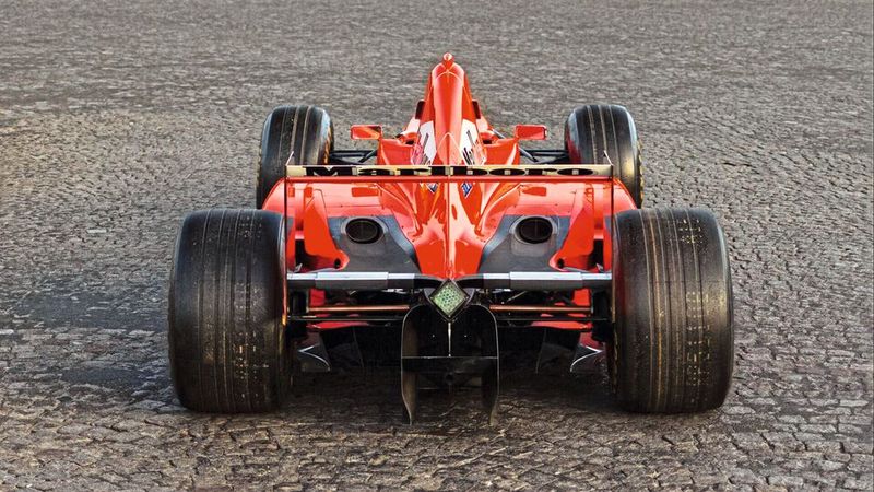 Ein neuartiges, von Willem Toet entworfenes „Periskop“-Abgassystem leitete die Wärme nach oben und weg vom sequenziellen Siebengang-Getriebe des F300. Frischluft wurde ebenfalls durch seitlich angebrachte Einlässe und den bereits erwähnten Turm über dem Kopf des Fahrers zugeführt. Ein weiterer Vorteil dieses Designs war die engere „Verschachtelung“ der Auspuffkomponenten, die einen insgesamt kleineren Chassis-Bauplan hinter dem Cockpit ermöglichte. (Bild: Kevin Van Campenhout ©2022 Courtesy of RM Sotheby’s)