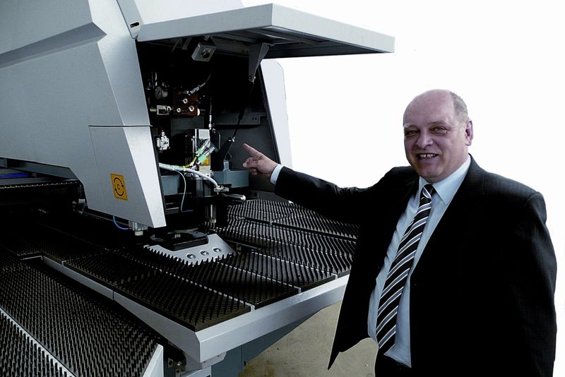 Volz-Verkaufsleiter für Stanz-Nibbel- und Lasermaschinen Uwe Schöler im Vorführzentrum bei Volz in Witten vor einer Stanz-Nibbelmaschine RP 9. (Archiv: Vogel Business Media)