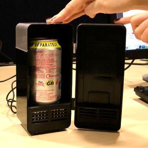 Bei www.sowaswillichauch.de gibt es für die warmen Herbsttage einen USB-Kühlschrannk für 20,69 Euro. (www.sowaswillichauch.de)