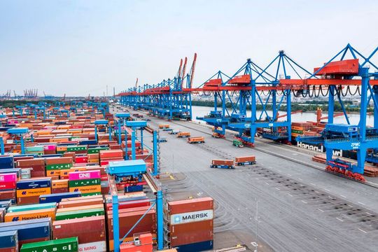 Warnstreiks in den Seehäfen! Die Hafenarbeiter in Hamburg, Emden, Bremen, Bremerhaven und Wilhelmshafen sowie Brake kämpfen um Tariferhöhungen. Heute haben sie die Arbeit niedergelegt. Das behindert die Frachtabwicklung womöglich stark. Hier Details.(Bild:  HHLA)