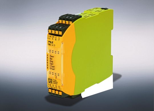 Das mit nur 22,5 mm Baubreite extrem kompakte Basisgerät Pnoz m C0 überwacht bis zu vier Sicherheitsfunktionen an Maschinen. Je nach Anwendung lassen sich damit Safety-Anforderungen bis zur höchsten Sicherheitskategorie PL (Performance Level) e bzw. SIL CL 3 umsetzen.(Bild:  Pilz GmbH & Co. KG)