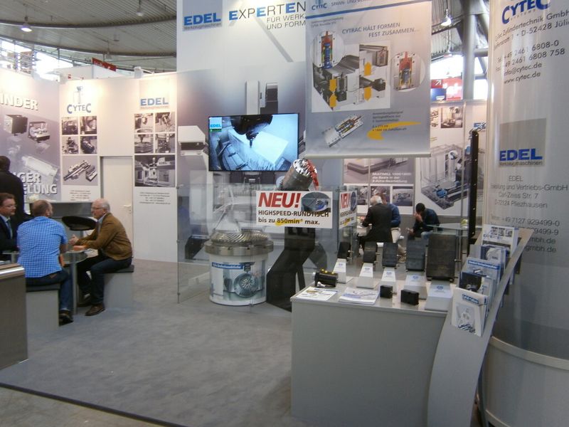 Und ab hier erleben Sie immer wieder, was es sonst noch so auf der Premiere der Moulding Expo zu erleben gab. Mit dabei sind ein Trabi, ein BMW i8, diverser Boliden der Formula Student, ein Rennsimulator, Bauteile, Werkzeugmaschinen und vieles Mehr...die Moulding Expo hat gemäß den Aussagen der Initiatoren ihr Versprechen erfüllt, der Branche eine neue, optimierte Präsentationsplattform zu bieten. (Bild: Königsreuther)