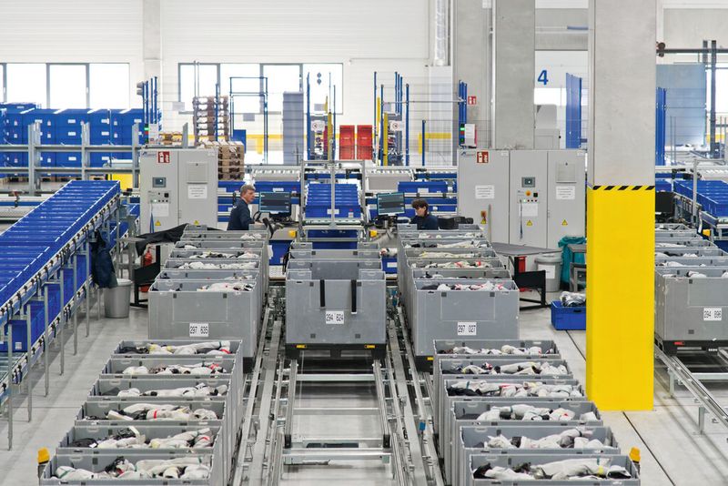 Kabelbäume für Motoren werden über ein Förderband zum Kommissionierer transportiert. (Bild: Klinkhammer)