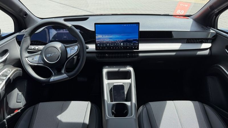 The interior is well-finished, but a lot of hard plastic is used. (Image:Wehner - VCG)