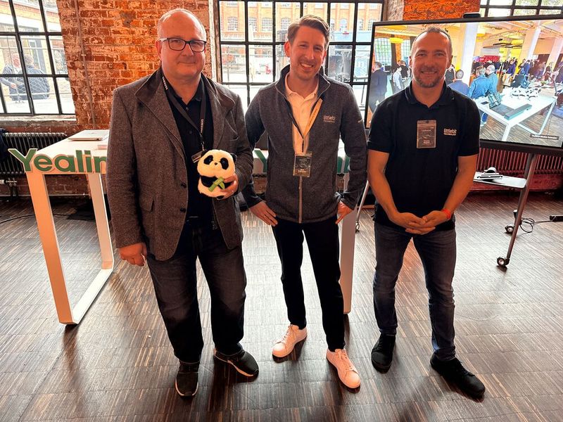 Ernesto Schmutterer kann auch nicht Nein zum Yealink Panda sagen und Mark Stephanides und Thomas Meynen (r., Littlebit) schenken ihm gerne eins. (Bild: Vogel IT-Medien GmbH)