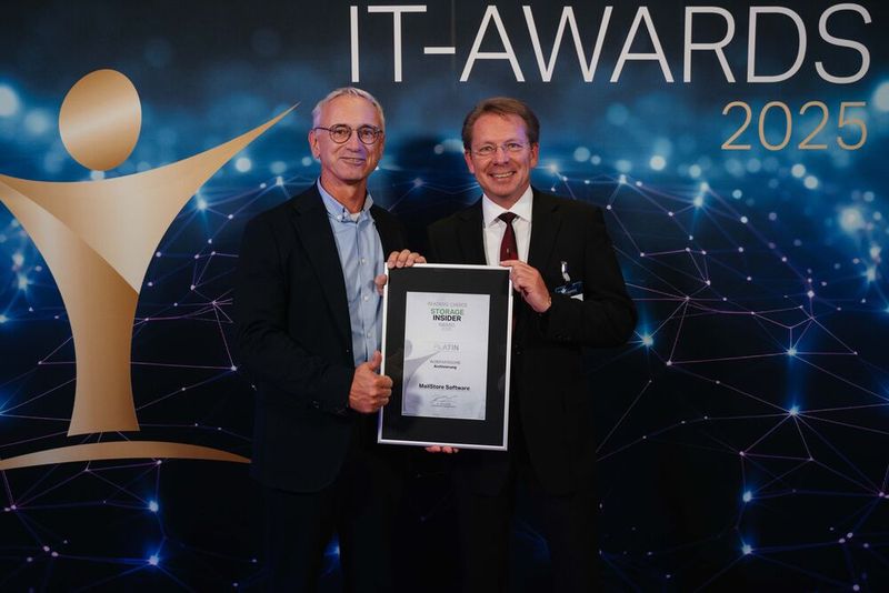 René Nitzinger und Norbert Neudeck von MailStore freuen sich über ihre Platin-Auszeichnung in der Storage-Kategorie „Archivierung“. (Bild: Manuel Emme Fotografie)