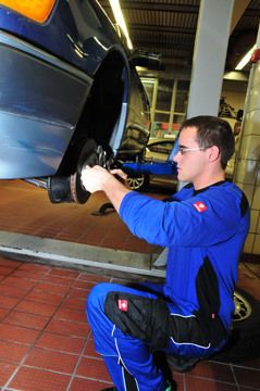 Michael Brüstel aus Sachsen-Anhalt vermisst hier eine Bremsscheibe, um herauszubekommen, warum die Räder beim Bremsen vibrieren. (Archiv: Vogel Business Media)