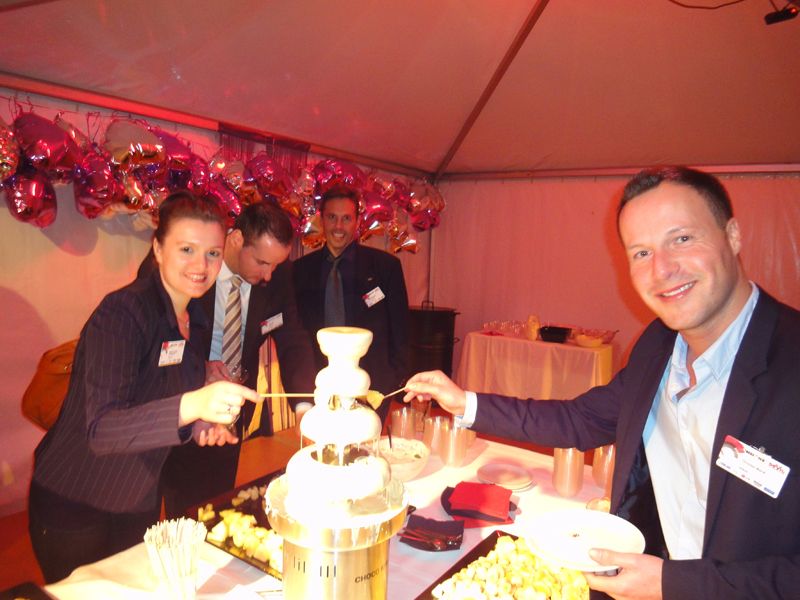 Christian Marré (ASRock) kann der süßen Versuchung nicht widerstehen. (Archiv: Vogel Business Media)