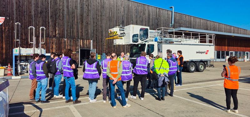 Besichtigung der Enteisung am Flughafen Zürich. Aufnahme vom letztjährigen «Engineers' Day» am 4.3.2025. (Bild: A. Weidmann)