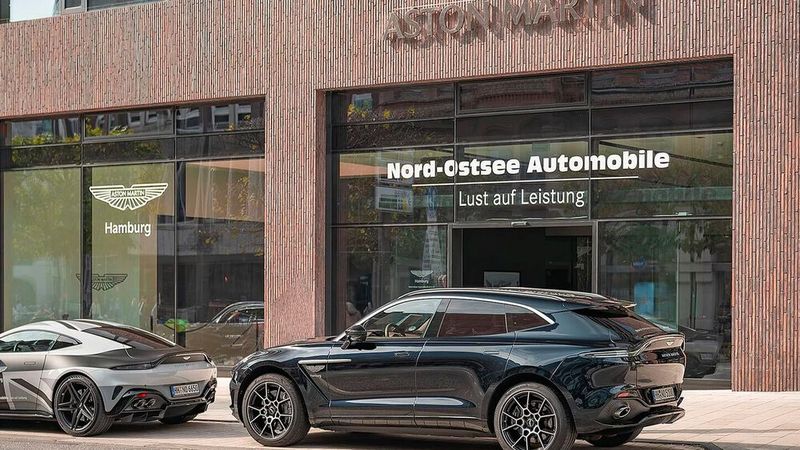 Nord-Ostsee-Automobile ist nicht nur Mercedes-Benz, Smart- und Hyundai-Händler. Auch die Luxusmarke Aston Martin vertreibt die Autohausgruppe.(Bild:  Nord-Ostsee Automobile)