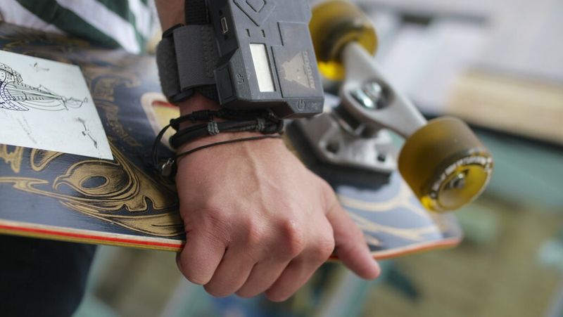 Der Armband-Controller  mit Ortungsgerät, AirLeash, wurde komplett mit der Stratasys Multimaterialtechnologie, aus einer Kombination von festen und flexiblen Materialien in einem einzigen 3D-Druckvorgang  hergestellt. (Bild: Stratasys)