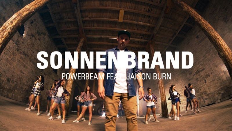 Rapper Jaison Burn mit seinen Tänzerinnen. (HELLA KGaA Hueck & Co.)