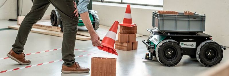 In Zukunft soll die mobile Roboterpflattform die Arbeiter auf Baustellen unterstützen.(Bild:  LIVE-STYLE Eppan)