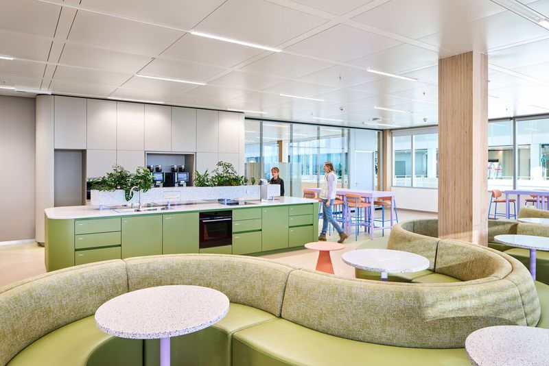 Im Sinne des Activity-Based-Workings bieten sie unterschiedliche Arbeitszonen – von klassischen Meetingräumen und Schreibtischarbeitsplätzen bis hin zu sogenannten Hide-away-Zonen für konzentrierte Fokusarbeit. (Bild: Roche)