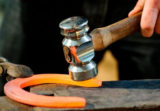 Man soll das Eisen schmieden, solange es heiß ist. Sehr heiß ist es den deutschen Stahlunternehmen aber schon seit Längerem, weshalb sie um ihre Zukunft bangen. Der für den 6. November anberaumte Stahlgipfel von Kanzler Merz soll deshalb für kühlenden Rückenwind sorgen ...(Bild:  Schmiedla Franz)