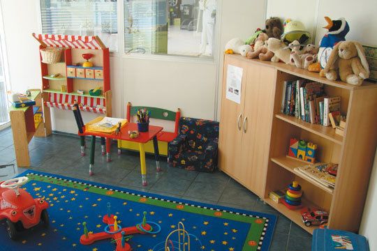 Tochter Jena des Geschäftsführer-Ehepaars Reuter-Schacht ist die  Beauftragte für das Kinderspielzimmer – das Ergebnis spricht für sich. (Archiv: Vogel Business Media)