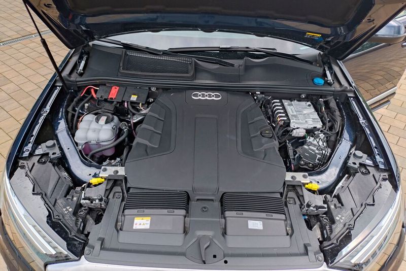 Der V6-Dieselmotor leistet bis zu 210 kW und überträgt die Kraft über ein automatisiertes Acht-Gang-Gebtriebe an alle vier Räder. (Bild: Sven Prawitz/VCG)