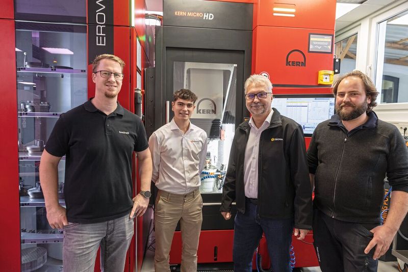 Ein gut eingespieltes Team (v. l.): Johannes Herzog, Teamleiter/Technologie‑Verantwortlicher Fräsen‑Formenbau bei der toolcraft AG, Tobias Gruber, Produktentwickler bei Cimtrode, Josef Kulhanek, Technischer Vertrieb bei Zecha und Gregor Buchhorn, Maschinenbediener bei der toolcraft AG. (Bild: Zecha)