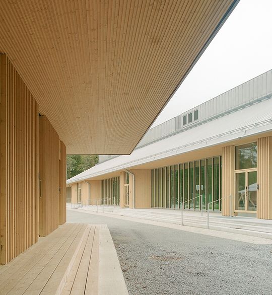 Der Gebäudekomplex vereint Wohn-, Schul- und Therapiebereiche in einem zusammenhängenden, naturnahen Ensemble.(Foto:  Kalle Kouhia)