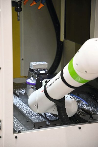 Das Bauteil wird auf das Nullpunktspannsystem des BAZ gesetzt. (Bild: Gressel)