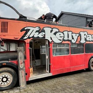 Hatte schon mal bessere Zeiten gesehen: Der Bus diente Joey Kelly zwischen 1988 und 1993 als Wohn- und Tourbus. Später setzte die Großfamilie auf einen höheren London-Doppeldecker mit geschlossenem Dach, den später ein Neoplan Jumbocruiser ersetzte.(Bild:  Miller Kommunikation)