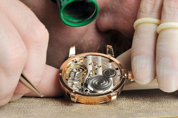 Montagekontrolle. (Windecker/Grossmann Uhren)