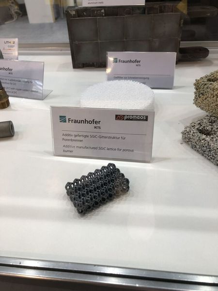 Das Fraunhofer IKTS präsentierte zudem, wie komplexe Silicium-infiltriertes Siliciumkarbid-Bauteile (SiSiC) durch Lasersinterung entstehen. Wie diese Gitterstruktur als Verbrennungsraum für flammfreie Gasbrennertechnologie der promeos GmbH. (Bild: Vogel Communications Group/Juliana Pfeiffer)