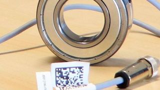 Das FAG-Variosense-Lager ist eine Kombination aus Standardwälzlager und Sensorcluster und stellt mehrere Sensorsignale für die Maschinen- und Prozessüberwachung zur Verfügung. (Stefanie Michel/MM)