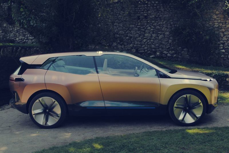 Der Vision iNext ist eine über fünf Meter große Mischung aus Kombi, Van und SUV. (BMW)
