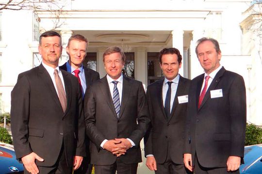 BMW-Händlerverbandspräsident Michael Fritze mit Deutschland-Vertriebschef Peter van Binsbergen, Produktionsvorstand Oliver Zipse sowie Peter Reisacher und Rolf Heinzelmann, Vizepräsidenten des VDB (v.li.).(Foto:  VDB)