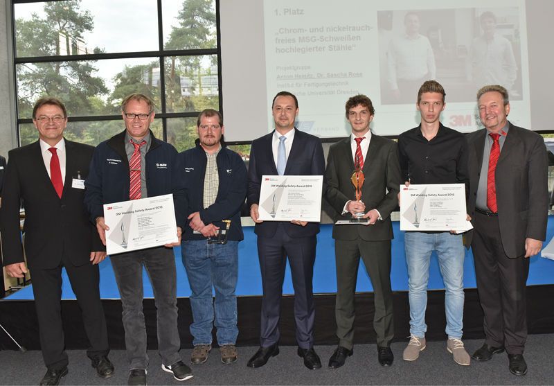 DVS-Präsident Prof.-Dr.-Ing. Heinrich Flegel (links) und Jürgen Gleim von 3M (rechts) gratulieren den Gewinnern der ersten drei Plätze des 3M Welding Safety Awards. (Bild: DVS/Bischof & Broel)