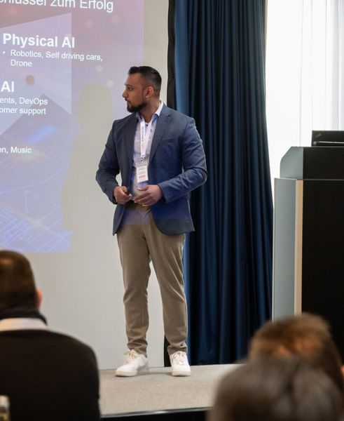 Biravanan Koneswaren, AI Business Development Manager bei Lenovo: Sein Thema war die Lenovo-KI-Reise. (Bild: Bytec)