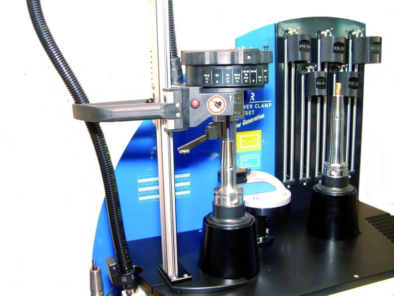 Bild 4: Mit den Schrumpfmaschinen „Power Clamp New Generation“ lassen sich Hartmetall- und HSS-Werkzeuge im Durchmesserbereich von 3 bis 32 mm schrumpfen. Bild: Fladerer (Archiv: Vogel Business Media)