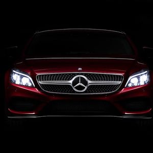 Mit 24 LEDs pro Seite kann der neue CLS die Lichtverteilung auf der Straße nach Belieben steuern.