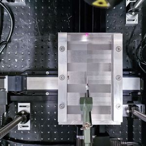 Wenn der Laser lernt: Laserbasierte Schweissverfahren lassen sich dank maschinellem Lernen in Echtzeit optimieren.(Bild:  Empa)