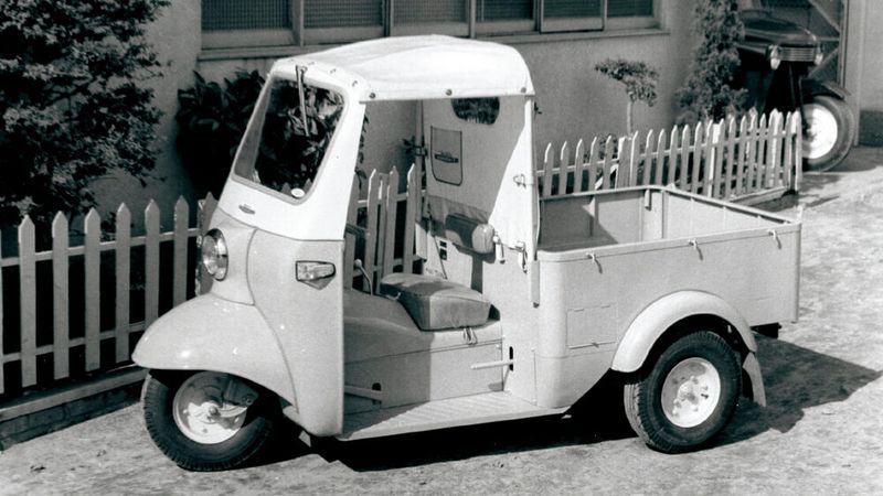 Unter dem Motto „einfach zu handhabende, sparsame Fahrzeuge, die auch enge Kurven problemlos bewältigen können“ begann Daihatsu 1953 mit der Entwicklung von dreirädrigen Kleintransportern und stellte Ende 1954 den ersten Prototyp mit einem speziell dafür entwickelten Motor und einer eigens konstruierten Karosserie fertig. 1956 begann die Produktion. Das erste Modell des „Midget“, das Modell „DKA“, hatte einen 249-ccm-Motor, eine Ladekapazität von 300 kg. (Bild: Daihatsu)