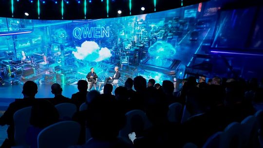 KI-Modelle fürs Engineering: Siemens testet die Integration der „Qwen“-Sprachmodelle von Alibaba in seine PLM-Umgebung, um daraus spezialisierte „Industrial Copilots“ zu formen.(Bild:  Siemens)
