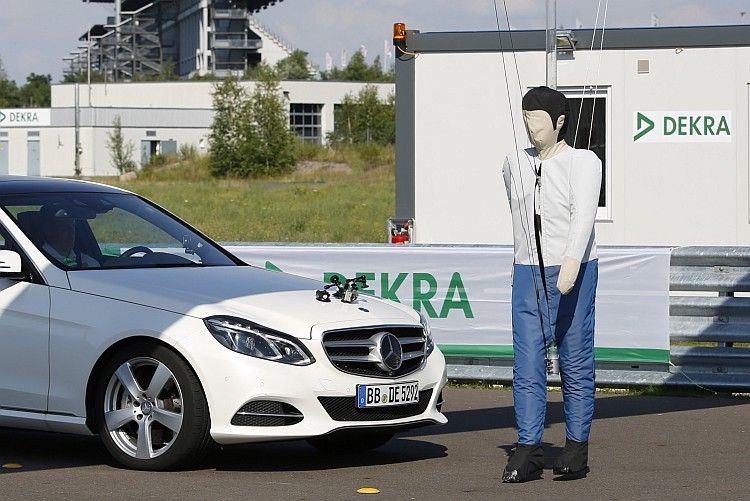 Damit die getesteten Fahrzeuge unbeschädigt bleiben, wird der Dummy Sekundenbruchteile vor der Kollision aus der Gefahrenzone katapultiert. (Foto: Dekra)