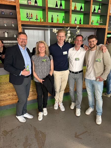 Cornelia Fetzer (Ingram Micro) mit dem ACER Team (v. l.) Heinrich Voth, Phillip Blume, Frank Biedermann und Rene Schönecker (Bild: Vogel IT-Medien)