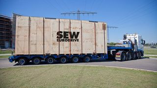 Von Bruchsal nach Peru: SEW hat mit der Auslieferung von vier der bislang schwersten im Haus hergestellten Industriegetriebe begonnen.  (Bild: SEW)