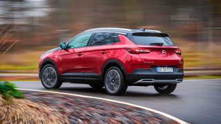 Opel nimmt mit dem Grandland X Hybrid4 ein elektrifiziertes SUV ins Programm. (Bild: Opel)
